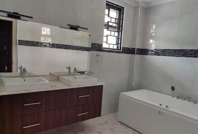 5 Bed Townhouse with En Suite in Redhill - 2