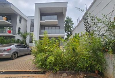 5 Bed House with En Suite in Lavington