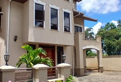 5 Bed Townhouse with En Suite at Lavington Green - 3