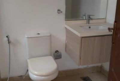 6 Bed Townhouse with En Suite in Lavington