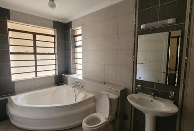 6 Bed Townhouse with En Suite in Lavington - 3