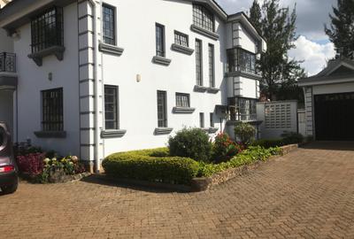 5 Bed Villa with En Suite in Runda