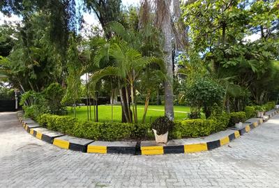 4 Bed House with En Suite in Ridgeways - 2