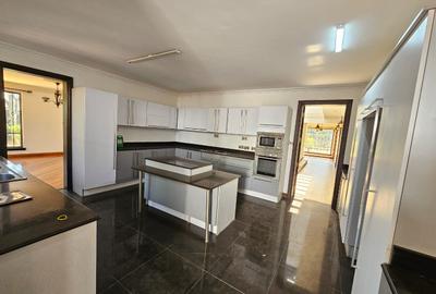 5 Bed House with En Suite in Runda - 4