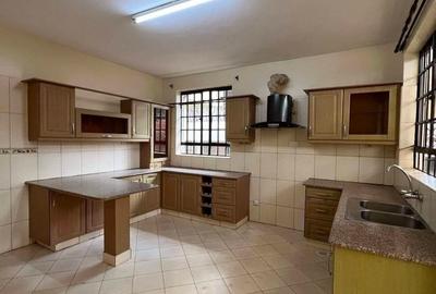 5 Bed Townhouse with En Suite in Lavington - 4
