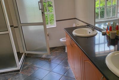 5 Bed Villa with En Suite in Nyari