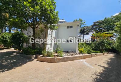 5 Bed House with En Suite in Runda