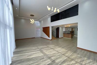 4 Bed Townhouse with En Suite in Membley - 2