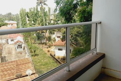 3 Bed Apartment with Swimming Pool in Tudor - 4