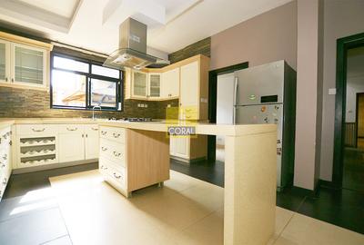 5 Bed Townhouse with En Suite in Lavington - 3