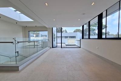 5 Bed Villa with En Suite in Spring Valley