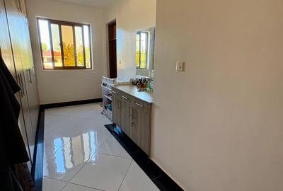 4 Bed Apartment with En Suite at Greenwood Drive - 4