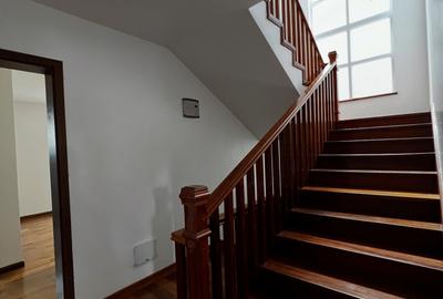 5 Bed Townhouse with En Suite in Lavington - 4