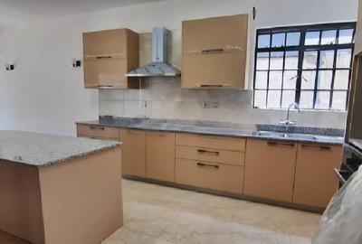 5 Bed Townhouse with En Suite in Lavington - 4