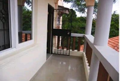 6 Bed Townhouse with En Suite at Link Road