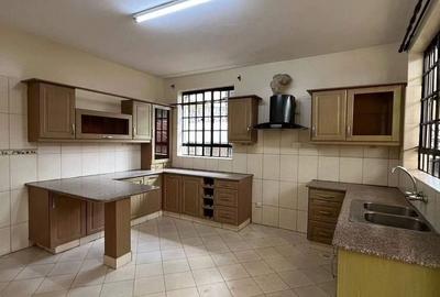 5 Bed Townhouse with En Suite in Lavington