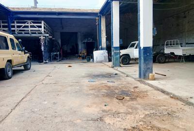 30,000 ft² Warehouse with Parking in Industrial Area - 2