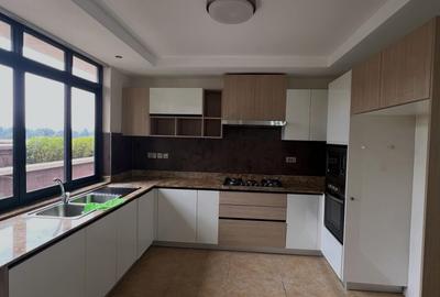 4 Bed Apartment with En Suite at Riverside Drive - 2