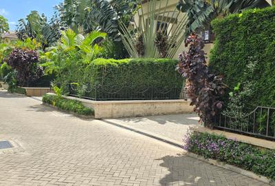 5 Bed House with En Suite at Lavington Green - 4