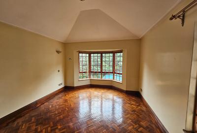 5 Bed House with En Suite in Runda