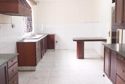 10 Bed House with En Suite in Kitisuru