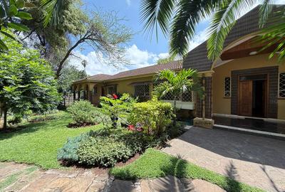 5 Bed House with En Suite in Lavington - 2