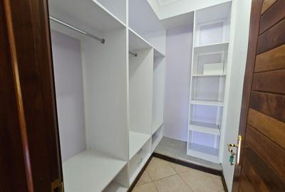 4 Bed House with En Suite in Runda