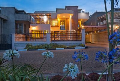 4 Bed Villa with En Suite in Ngong Road