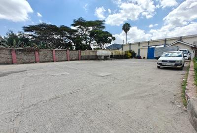 10,000 ft² Warehouse with Parking in Industrial Area