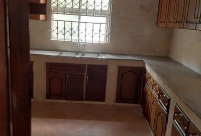 5 Bed Villa with En Suite at Lavington Green - 3