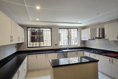 5 Bed Townhouse with En Suite at Lavington Green - 3