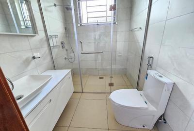 5 Bed House with En Suite in Runda