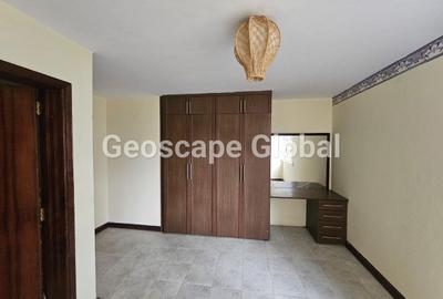 4 Bed House with En Suite in Nyari