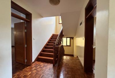 5 Bed Townhouse with En Suite in Lavington - 4