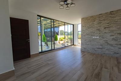 4 Bed Apartment with En Suite in Rosslyn