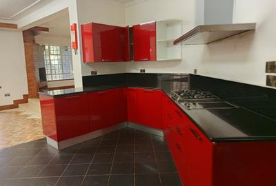 5 Bed House with En Suite in Runda