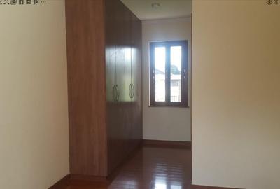 5 Bed Townhouse with En Suite in Lavington - 3