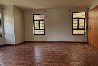 5 Bed Townhouse with En Suite in Lavington - 3