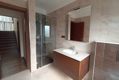 5 Bed Townhouse with En Suite in Lavington - 4