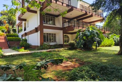 6 Bed House with En Suite in Runda