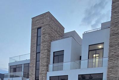 4 Bed Townhouse with En Suite at Kamakis