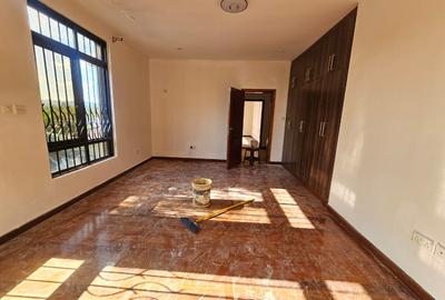 5 Bed House with En Suite in Runda