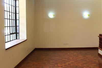 5 Bed Townhouse with En Suite in Lavington - 4