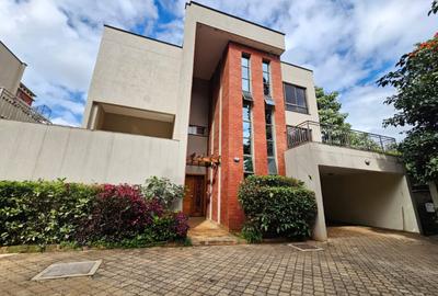 5 Bed Villa with En Suite in Lavington