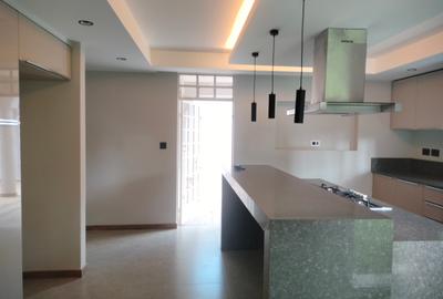 5 Bed Townhouse with Garden at Few Minutes Drive To Roslyn Academy And German School