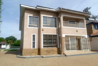 4 Bed House with En Suite in Ridgeways