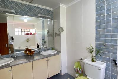 4 Bed House with En Suite in Spring Valley - 4