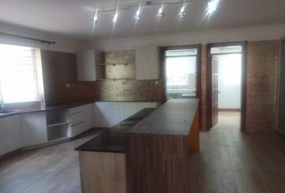 5 Bed Townhouse with En Suite in Rosslyn - 4