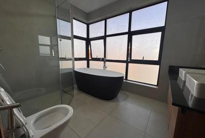 4 Bed Villa with En Suite in Membley - 4