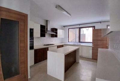 5 Bed Townhouse with En Suite in Lavington